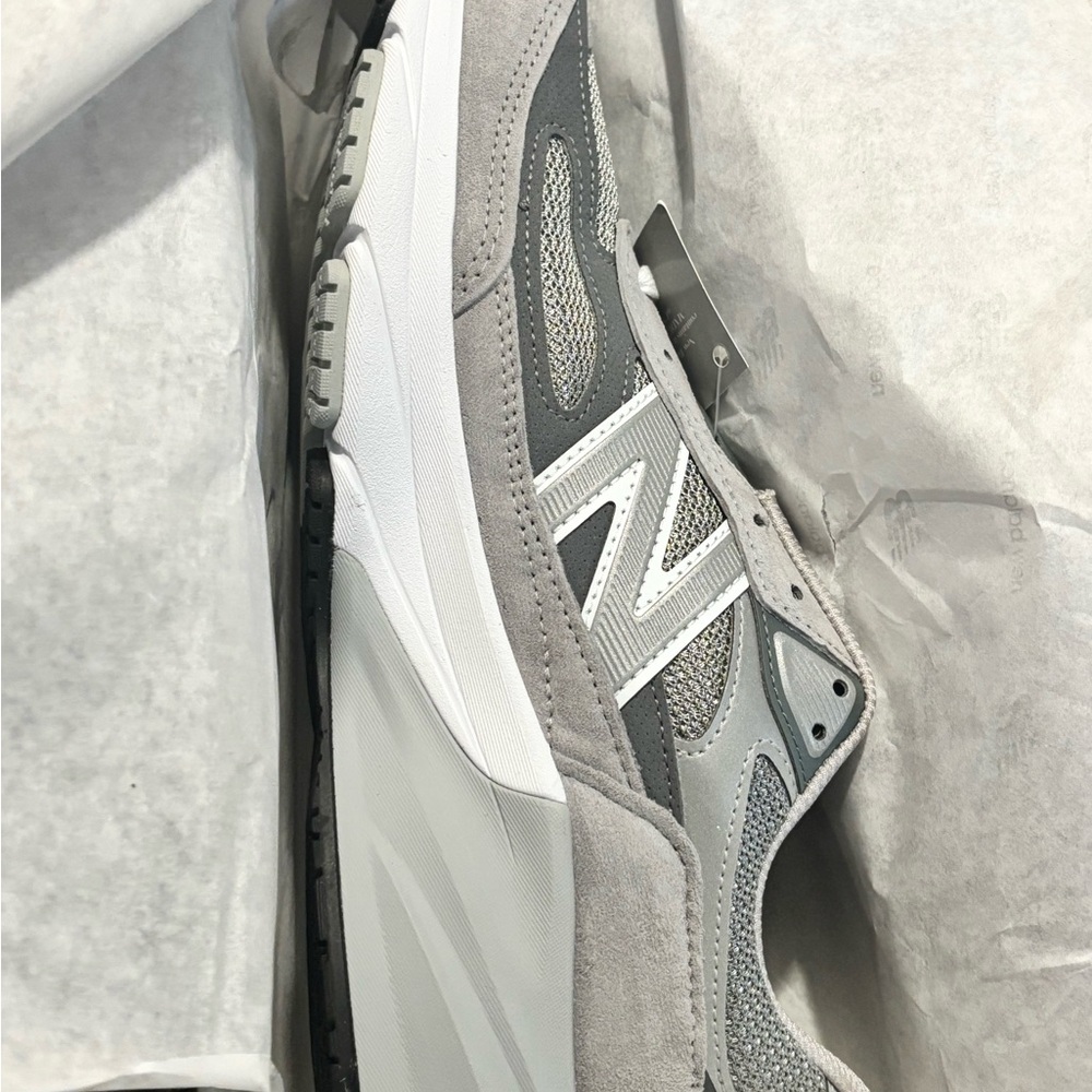 New Balance Men's Sneakers in Gray and White